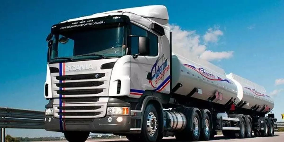 A foto mostra um caminhão da empresa Ademir Transportes
